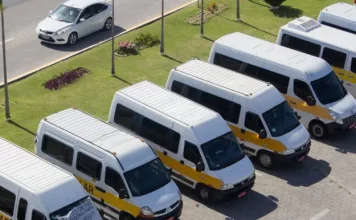 São José inicia renovação dos alvarás do transporte escolar para 2026 Vans de transporte escolar de São José