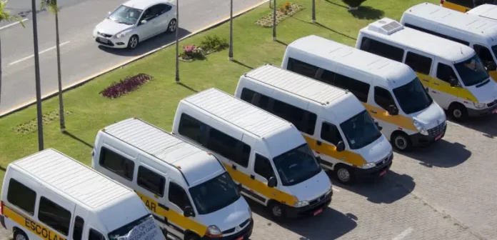 Vans de transporte escolar de São José