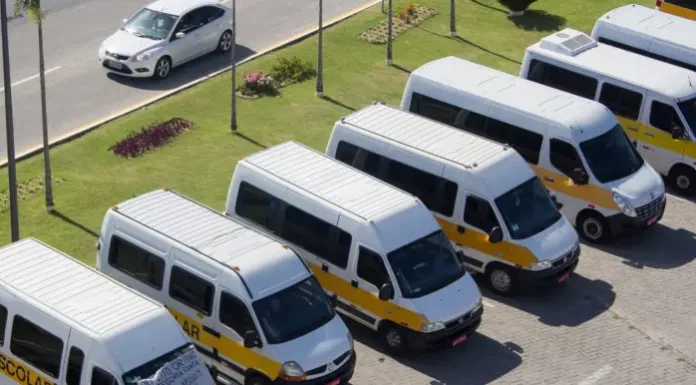 São José inicia renovação da licença de tráfego do transporte escolar para 2026 Vans de transporte escolar de São José