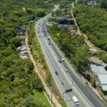 Vista aérea da SC-401 em Florianópolis, destacando as obras de triplicação que ampliam a capacidade da via e melhoram a fluidez do trânsito.