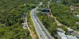 Vista aérea da SC-401 em Florianópolis, destacando as obras de triplicação que ampliam a capacidade da via e melhoram a fluidez do trânsito.