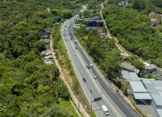 Vista aérea da SC-401 em Florianópolis, destacando as obras de triplicação que ampliam a capacidade da via e melhoram a fluidez do trânsito.