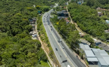 Vista aérea da SC-401 em Florianópolis, destacando as obras de triplicação que ampliam a capacidade da via e melhoram a fluidez do trânsito.