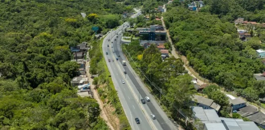 Vista aérea da SC-401 em Florianópolis, destacando as obras de triplicação que ampliam a capacidade da via e melhoram a fluidez do trânsito.