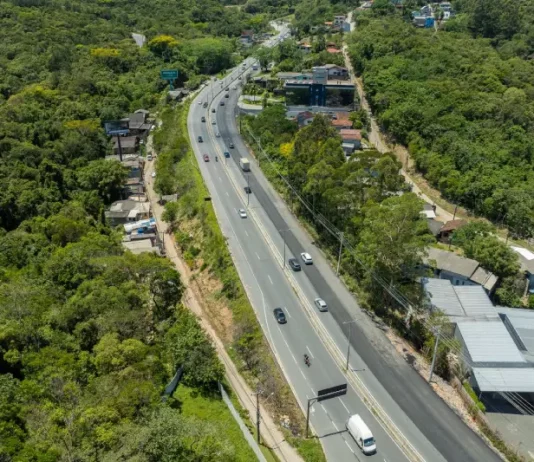 Vista aérea da SC-401 em Florianópolis, destacando as obras de triplicação que ampliam a capacidade da via e melhoram a fluidez do trânsito.