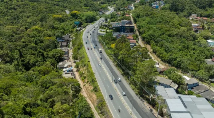 Vista aérea da SC-401 em Florianópolis, destacando as obras de triplicação que ampliam a capacidade da via e melhoram a fluidez do trânsito.