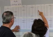 Professores conferindo relação de vagas para ACTs