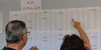 Professores conferindo relação de vagas para ACTs