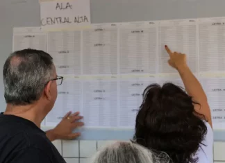 Segunda etapa de escolha de vagas para ACTs da rede estadual vai até quinta-feira (29) Professores conferindo relação de vagas para ACTs