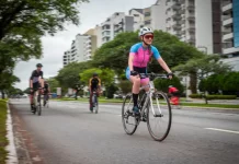 Ciclistas utilizam a Via Amiga do Ciclista na Beira-mar Norte, em Florianópolis, durante horário exclusivo para prática segura de atividades esportivas.
