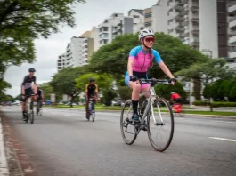 Ciclistas utilizam a Via Amiga do Ciclista na Beira-mar Norte, em Florianópolis, durante horário exclusivo para prática segura de atividades esportivas.