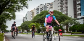 Ciclistas utilizam a Via Amiga do Ciclista na Beira-mar Norte, em Florianópolis, durante horário exclusivo para prática segura de atividades esportivas.
