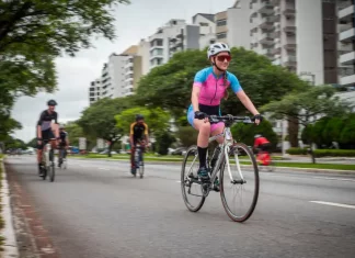 Ciclistas utilizam a Via Amiga do Ciclista na Beira-mar Norte, em Florianópolis, durante horário exclusivo para prática segura de atividades esportivas.
