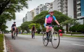 Ciclistas utilizam a Via Amiga do Ciclista na Beira-mar Norte, em Florianópolis, durante horário exclusivo para prática segura de atividades esportivas.