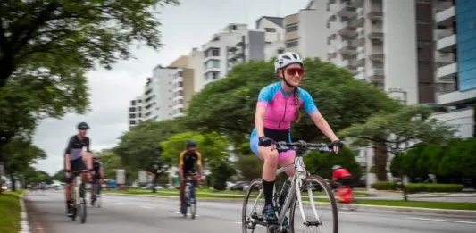 Ciclistas utilizam a Via Amiga do Ciclista na Beira-mar Norte, em Florianópolis, durante horário exclusivo para prática segura de atividades esportivas.