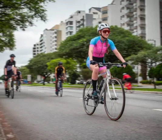Ciclistas utilizam a Via Amiga do Ciclista na Beira-mar Norte, em Florianópolis, durante horário exclusivo para prática segura de atividades esportivas.