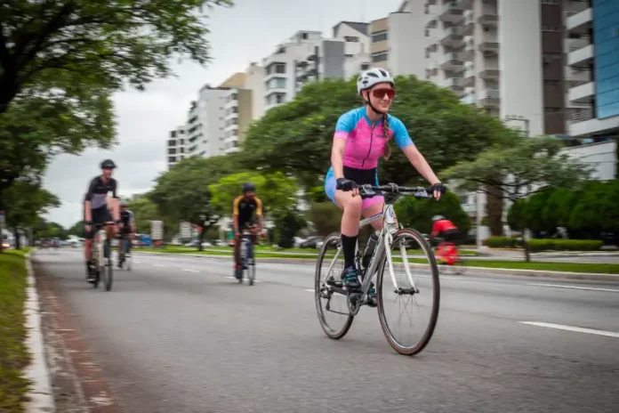 Ciclistas utilizam a Via Amiga do Ciclista na Beira-mar Norte, em Florianópolis, durante horário exclusivo para prática segura de atividades esportivas.