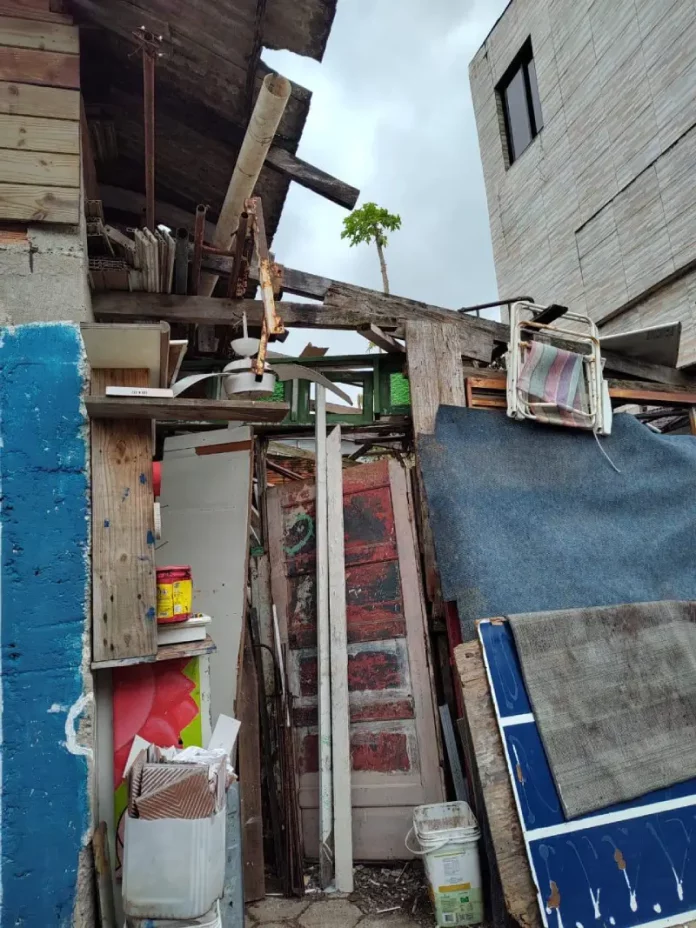 Imagem mostra itens recolhidos em residências durante ações da Prefeitura de Florianópolis para reduzir riscos sanitários em casos de transtorno de acumulação.