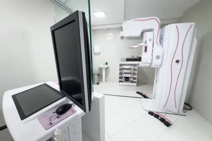 Aparelho de mamografia da Policlínica da Mulher e da Criança de Florianópolis
