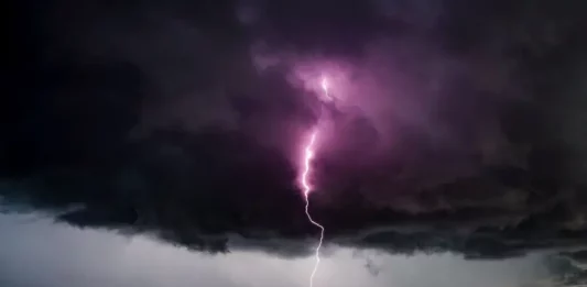 Imagem de raio sobre o mar durante temporal, usada para ilustrar a previsão de calor intenso, instabilidade atmosférica e risco de temporais em Santa Catarina.