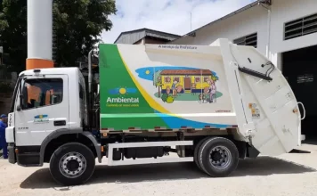 Caminhão de coleta de lixo de São José