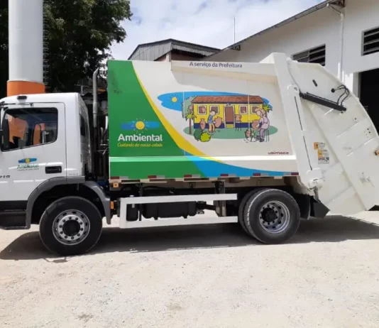 Caminhão de coleta de lixo de São José
