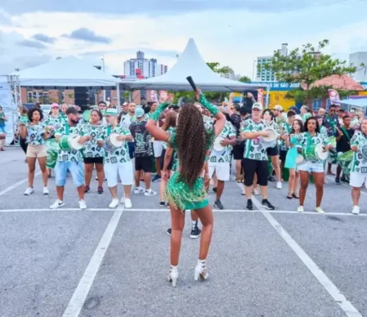 São José lança leilão para exploração do Carnaval e do aniversário da cidade em 2026 Escola de samba desfila no Carnaval de São José, mostrando fantasia, coreografia e a animação do público.