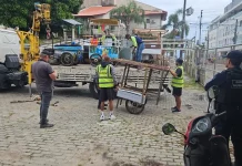 carrinhos de ambulantes irregulares sendo apreendidos em Canasvieiras pela Operação Ordem na Orla