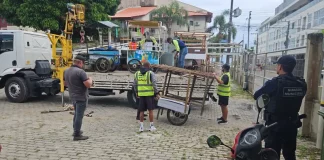 carrinhos de ambulantes irregulares sendo apreendidos em Canasvieiras pela Operação Ordem na Orla