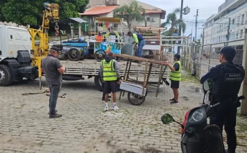 carrinhos de ambulantes irregulares sendo apreendidos em Canasvieiras pela Operação Ordem na Orla