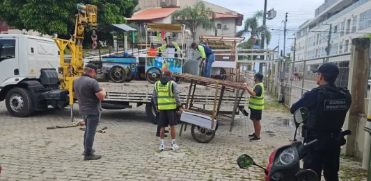 Operação Ordem na Orla apreende 54 carrinhos de ambulantes irregulares em Canasvieiras, maior apreensão da temporada até o momento carrinhos de ambulantes irregulares sendo apreendidos em Canasvieiras pela Operação Ordem na Orla