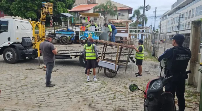 carrinhos de ambulantes irregulares sendo apreendidos em Canasvieiras pela Operação Ordem na Orla