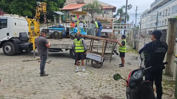 carrinhos de ambulantes irregulares sendo apreendidos em Canasvieiras pela Operação Ordem na Orla