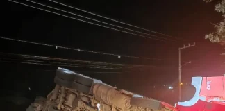 Caminhão tombado após colisão na BR-282, em Águas Mornas, durante a madrugada, com parte da pista bloqueada e atuação das equipes de resgate.