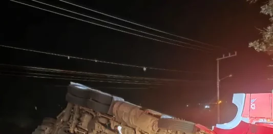 Caminhão tombado após colisão na BR-282, em Águas Mornas, durante a madrugada, com parte da pista bloqueada e atuação das equipes de resgate.