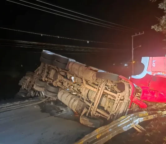 Colisão entre caminhões deixa vítima fatal e bloqueia a BR-282 em Águas Mornas Caminhão tombado após colisão na BR-282, em Águas Mornas, durante a madrugada, com parte da pista bloqueada e atuação das equipes de resgate.