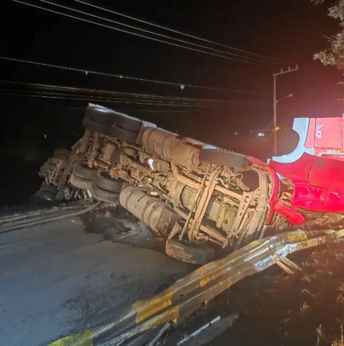 Caminhão tombado após colisão na BR-282, em Águas Mornas, durante a madrugada, com parte da pista bloqueada e atuação das equipes de resgate.