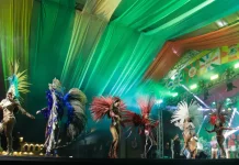 Apresentação da Corte do Carnaval de Florianópolis em palco oficial, com candidatos fantasiados durante desfile e performance avaliados no concurso.