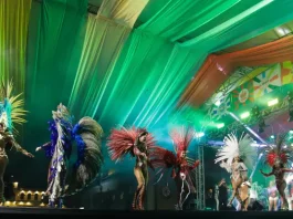 Apresentação da Corte do Carnaval de Florianópolis em palco oficial, com candidatos fantasiados durante desfile e performance avaliados no concurso.