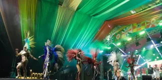 Apresentação da Corte do Carnaval de Florianópolis em palco oficial, com candidatos fantasiados durante desfile e performance avaliados no concurso.