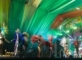 Apresentação da Corte do Carnaval de Florianópolis em palco oficial, com candidatos fantasiados durante desfile e performance avaliados no concurso.