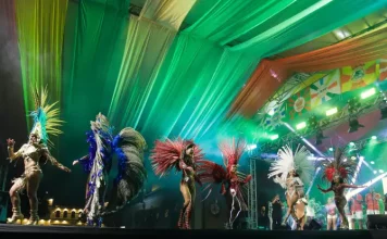 Apresentação da Corte do Carnaval de Florianópolis em palco oficial, com candidatos fantasiados durante desfile e performance avaliados no concurso.