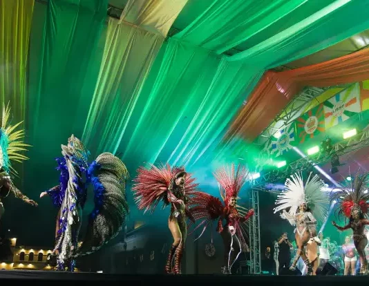 Apresentação da Corte do Carnaval de Florianópolis em palco oficial, com candidatos fantasiados durante desfile e performance avaliados no concurso.