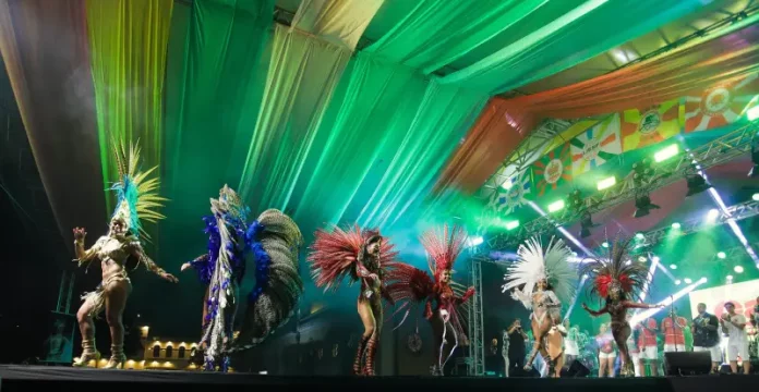 Apresentação da Corte do Carnaval de Florianópolis em palco oficial, com candidatos fantasiados durante desfile e performance avaliados no concurso.