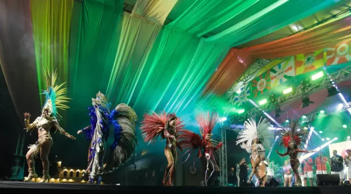 Apresentação da Corte do Carnaval de Florianópolis em palco oficial, com candidatos fantasiados durante desfile e performance avaliados no concurso.