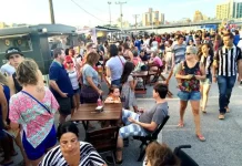 Público circula e consome alimentos em área com food trucks durante a Escolha da Corte do Carnaval Zé Folia, em São José.