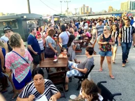 Público circula e consome alimentos em área com food trucks durante a Escolha da Corte do Carnaval Zé Folia, em São José.