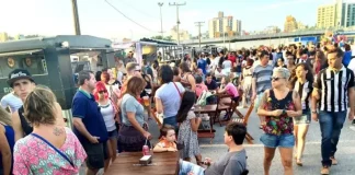Público circula e consome alimentos em área com food trucks durante a Escolha da Corte do Carnaval Zé Folia, em São José.