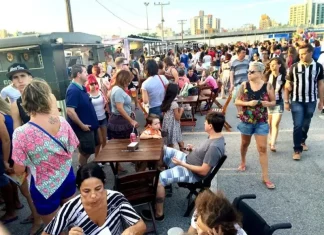 Público circula e consome alimentos em área com food trucks durante a Escolha da Corte do Carnaval Zé Folia, em São José.