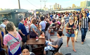 Público circula e consome alimentos em área com food trucks durante a Escolha da Corte do Carnaval Zé Folia, em São José.
